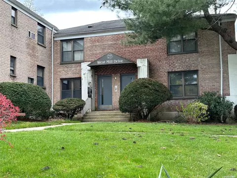 27 W Mill Dr #7A, Great Neck, NY 11021