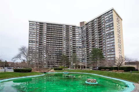 2 Bay Club Dr #7Z, Bayside, NY 11360