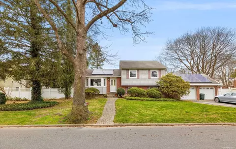 19 Stuyvesant St, Huntington, NY 11743