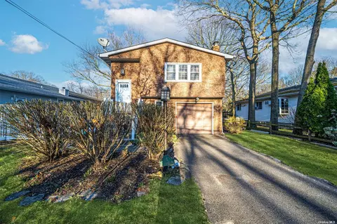 7 N Lexington Rd, Shirley, NY 11967
