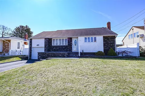 16 10th Ave, Farmingdale, NY 11735