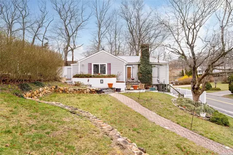 104 Fanning Ave, Hampton Bays, NY 11946