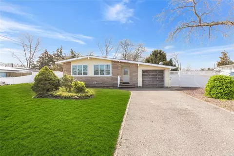 9 43rd St, Centereach, NY 11720
