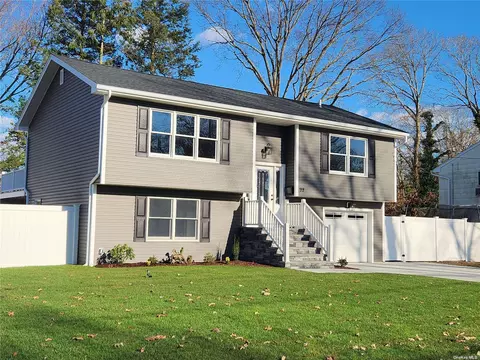 99 Whitman Ave, Islip, NY 11751