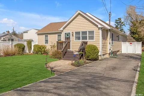 510 4th Ave, East Northport, NY 11731