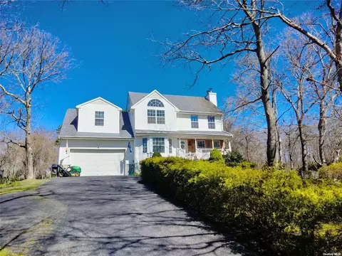 1 Lisa Ct, Shirley, NY 11967