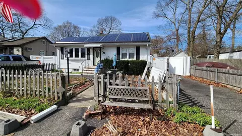 210 Monroe Dr, Mastic Beach, NY 11951