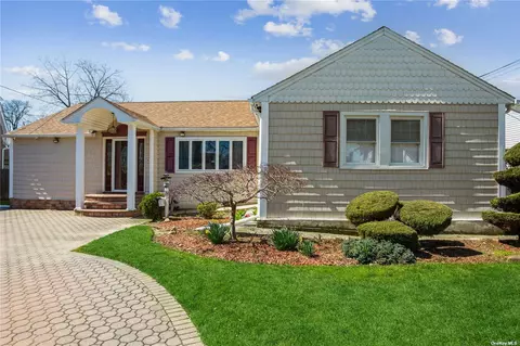 21 W Woodbine Dr, Freeport, NY 11520