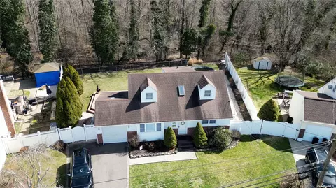 69 Birchbrook Dr, Smithtown, NY 11787