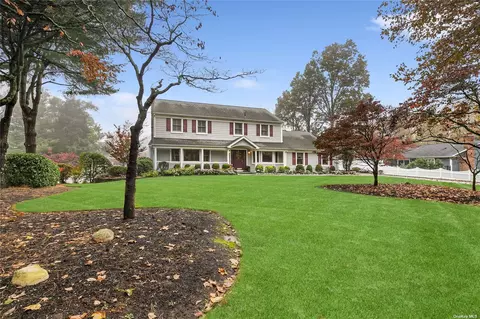 3 Bay Path Ct, Huntington, NY 11743