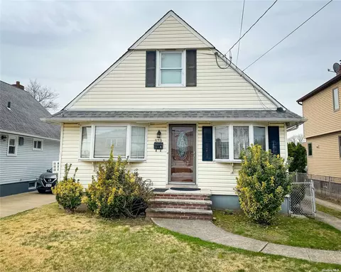 573 Lakeville Rd, New Hyde Park, NY 11040