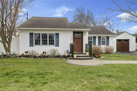 22 Hawthorne St, Deer Park, NY 11729