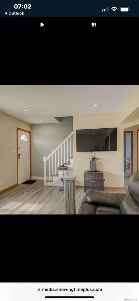 47 Maple Dr, Lindenhurst, NY 11757