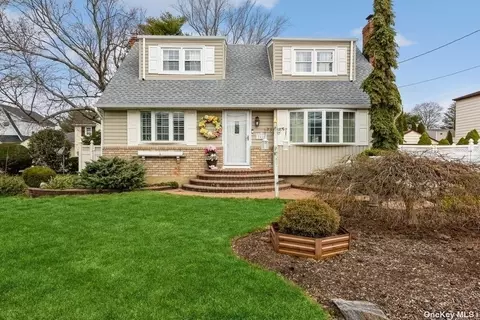 2425 Hampton St, East Meadow, NY 11554