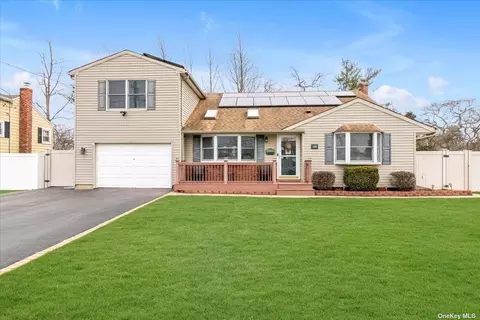 125 Elkton Ln, North Babylon, NY 11703