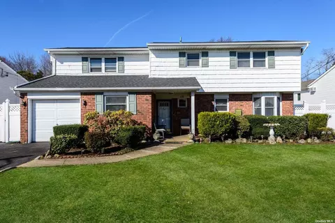 19 Hunt Pl, Bethpage, NY 11714