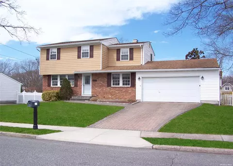 37 Hooper St, Port Jefferson Station, NY 11776