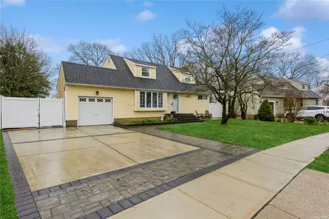 9 Cedar Pl, Massapequa Park, NY 11762