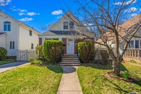 80-40 265th St, Glen Oaks, NY 11004