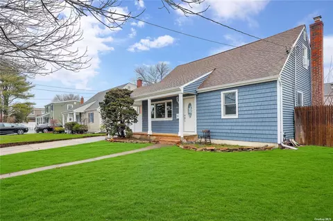 60 Crestwood Blvd, Farmingdale, NY 11735