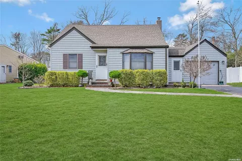 102 Gladstone Ave, West Islip, NY 11795