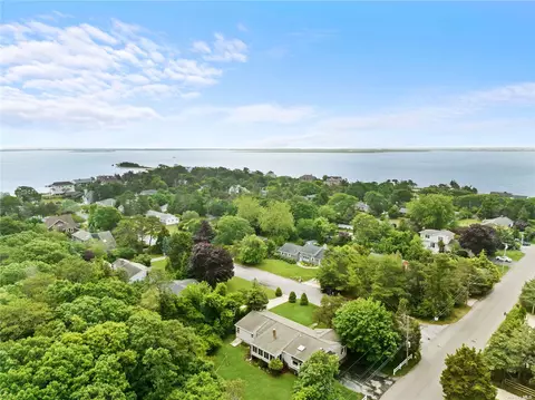 1 Ludlow Ln, Hampton Bays, NY 11946