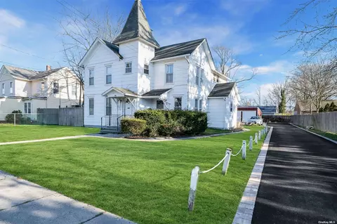 32 Carman St, Patchogue, NY 11772 photo 1