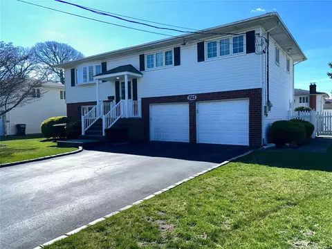 1522 Madison Ave, West Islip, NY 11795