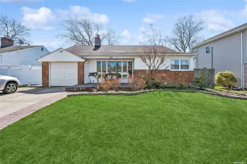 3770 Windsor Dr, Bethpage, NY 11714