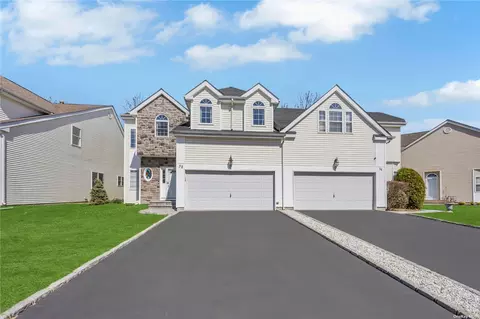 32 Sunflower Ridge Rd, South Setauket, NY 11720