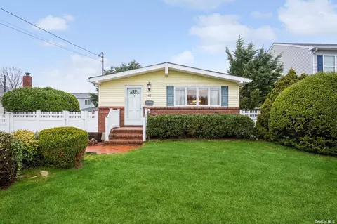 42 W 8th St, Deer Park, NY 11729