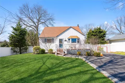 1300 Pine Ave, West Islip, NY 11795