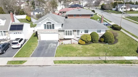 24 Evelyn Dr, Syosset, NY 11791
