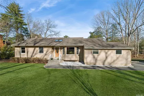 7 Cleveland Pl, Smithtown, NY 11787