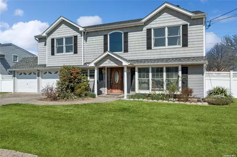 32 Park Ln, Bethpage, NY 11714