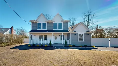206 Middle Rd, Blue Point, NY 11715