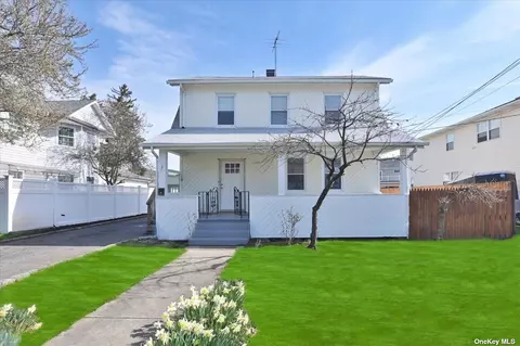 121 Park Ave, Hicksville, NY 11801