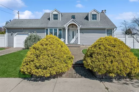 22 Balfour Dr, Bethpage, NY 11714
