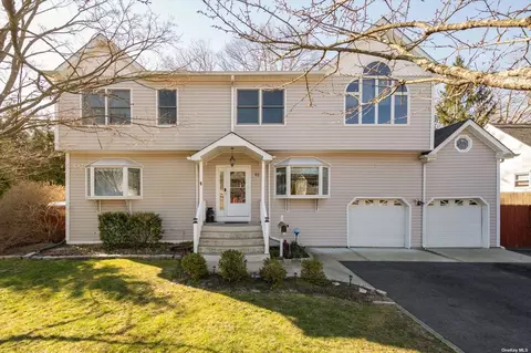 62 Harvard St, Islip, NY 11751