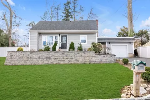 10 Kellum St, Huntington Station, NY 11746