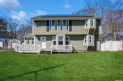 425 Boxwood Dr, Shirley, NY 11967