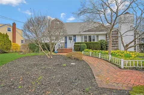 9 Holmes Pl, Greenlawn, NY 11740