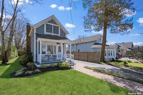 18 Park St, Blue Point, NY 11715
