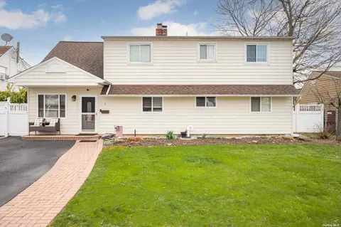 7 High Ln, Levittown, NY 11756