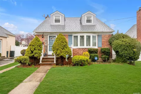1645 Aladdin Ave, New Hyde Park, NY 11040