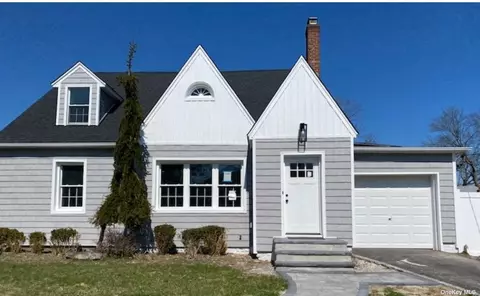 99 Park St, Patchogue, NY 11772