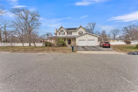 76 Elm Ave, Coram, NY 11727