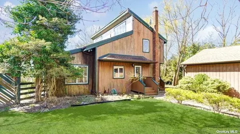 88 Ponquogue Ave, Hampton Bays, NY 11946