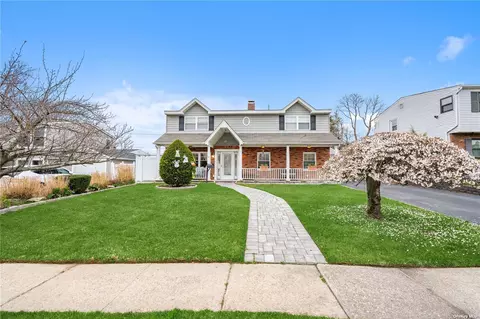 15 Cooper Ln, Levittown, NY 11756