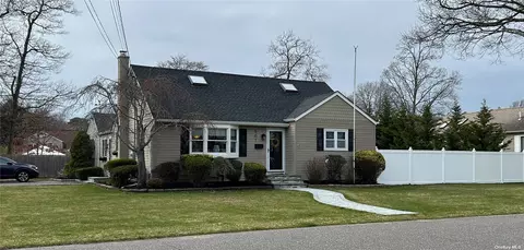 501 Oak Neck Rd, West Islip, NY 11795